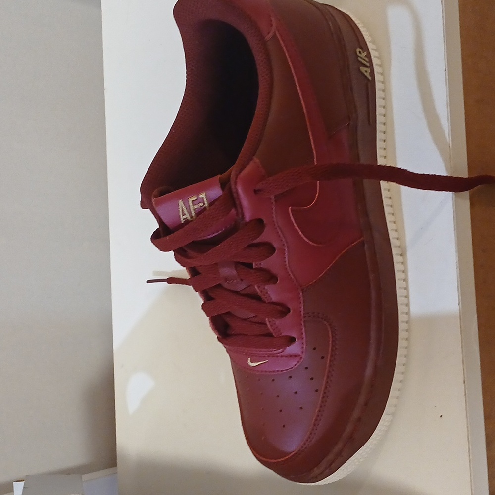 Athletic shoes